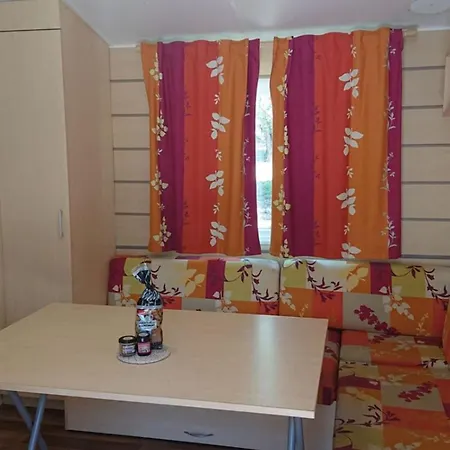 Mobil 6 Personnes Avec Terrasse A مكان تخييم *